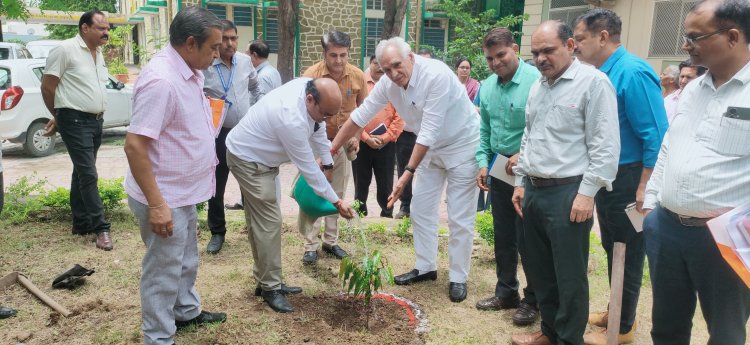 किसान आयोग अध्यक्ष सी.आर. चौधरी ने किया पौधरोपण, कृषक संवाद में सुने किसानों के सुझाव