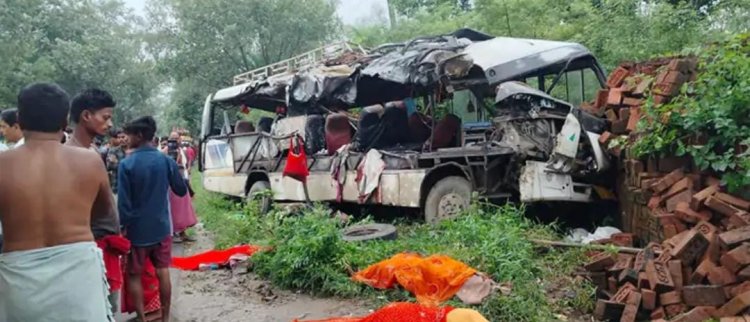 देवघर सड़क हादसा: कांवड़ियों से भरी बस और ट्रक की टक्कर में 18 की मौत, कई घायल