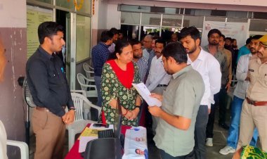 उदयपुर शहरी सेवा शिविर 2025: जिला कलक्टर नमित मेहता ने निरीक्षण, आमजन की समस्याएं सुनी