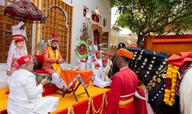 सिटी पैलेस: डॉ. लक्ष्यराज सिंह मेवाड़ ने गद्दी उत्सव के बाद अब नवरात्रि में सनातन संस्कृति के प्रतीक अश्वों का पूजन कर प्राचीन परंपरा निभाई 