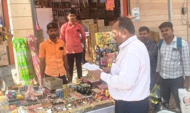 दीपावली पर्व पर गुड़ामालानी में पटाखा विक्रेताओं की दुकानों का सुरक्षा निरीक्षण