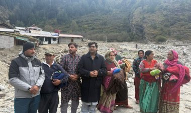 मेवाड़ धर्मप्रमुख ने मनाई आपदाग्रस्त लोगों के बीच दिवाली | गंगोत्री धाम के धराली गांव में बांटी खुशियां