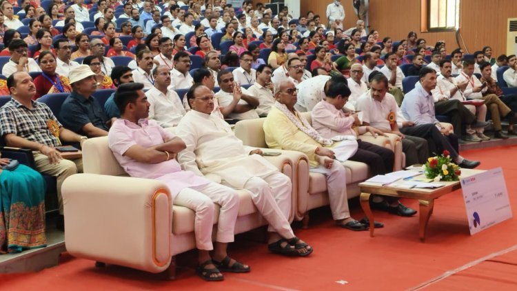 उदयपुर में शिक्षा मंत्री मदन दिलावर का शिक्षा अधिकारियों के साथ संवाद कार्यक्रम