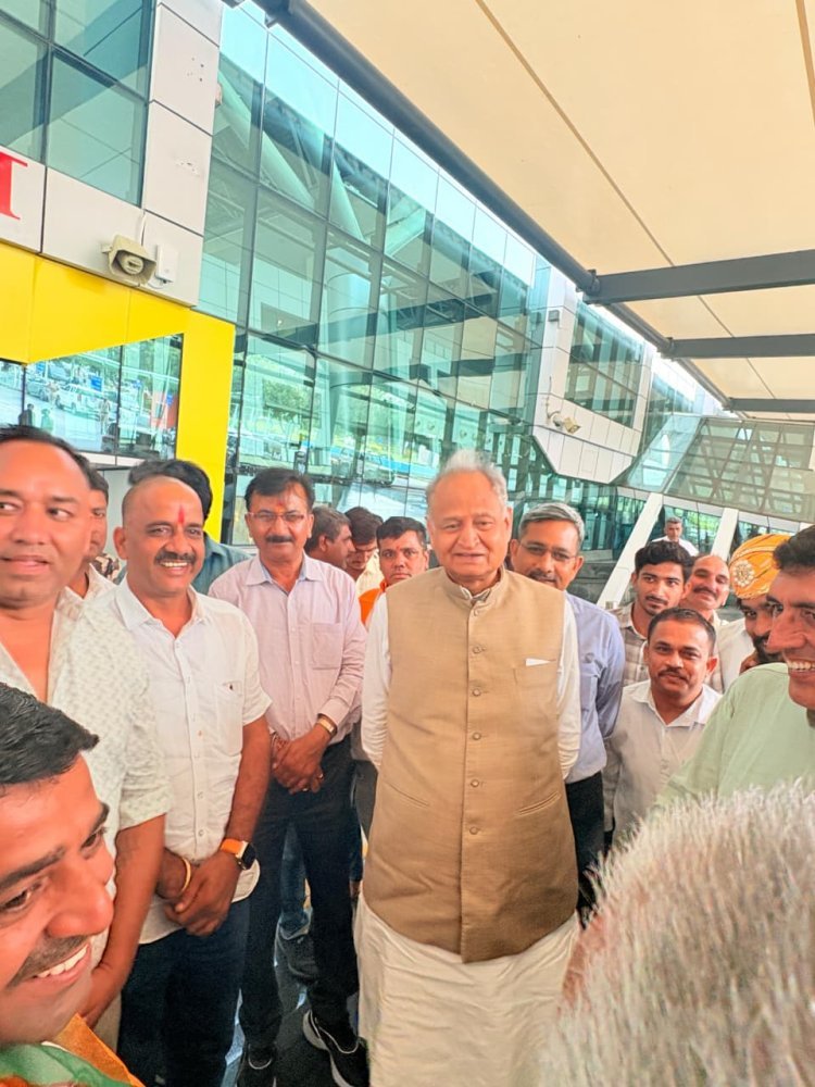 पूर्व मुख्यमंत्री अशोक गहलोत का उदयपुर आगमन पर पारंपरिक स्वागत, एयरपोर्ट से हुए मुंबई रवाना