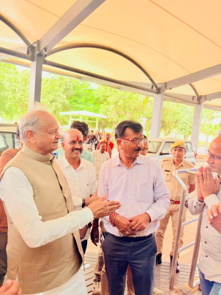 पूर्व मुख्यमंत्री अशोक गहलोत का उदयपुर आगमन पर पारंपरिक स्वागत, एयरपोर्ट से हुए मुंबई रवाना