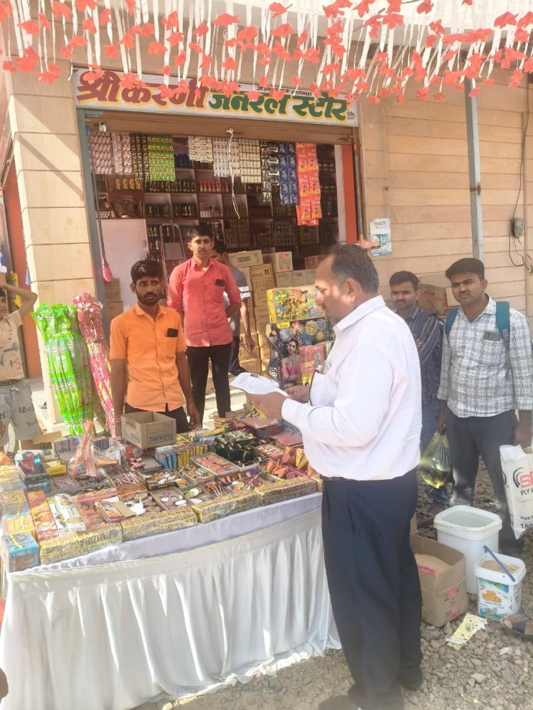 दीपावली पर्व पर गुड़ामालानी में पटाखा विक्रेताओं की दुकानों का सुरक्षा निरीक्षण