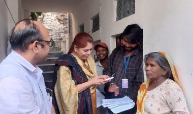 उदयपुर: संभागीय आयुक्त ने मतदाताओं के बीच जाकर देखी एसआईआर प्रक्रिया | मतदाता सूची पुनरीक्षण अभियान