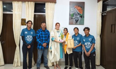 जनजाति गौरव से सम्मानित मीरा दौजा का संभागीय आयुक्त ने किया सम्मान