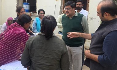 मतदाता सूची विशेष पुनरीक्षण: एडीएम सिटी जितेंद्र ओझा का आकस्मिक निरीक्षण, बीएलओ को सख्त निर्देश