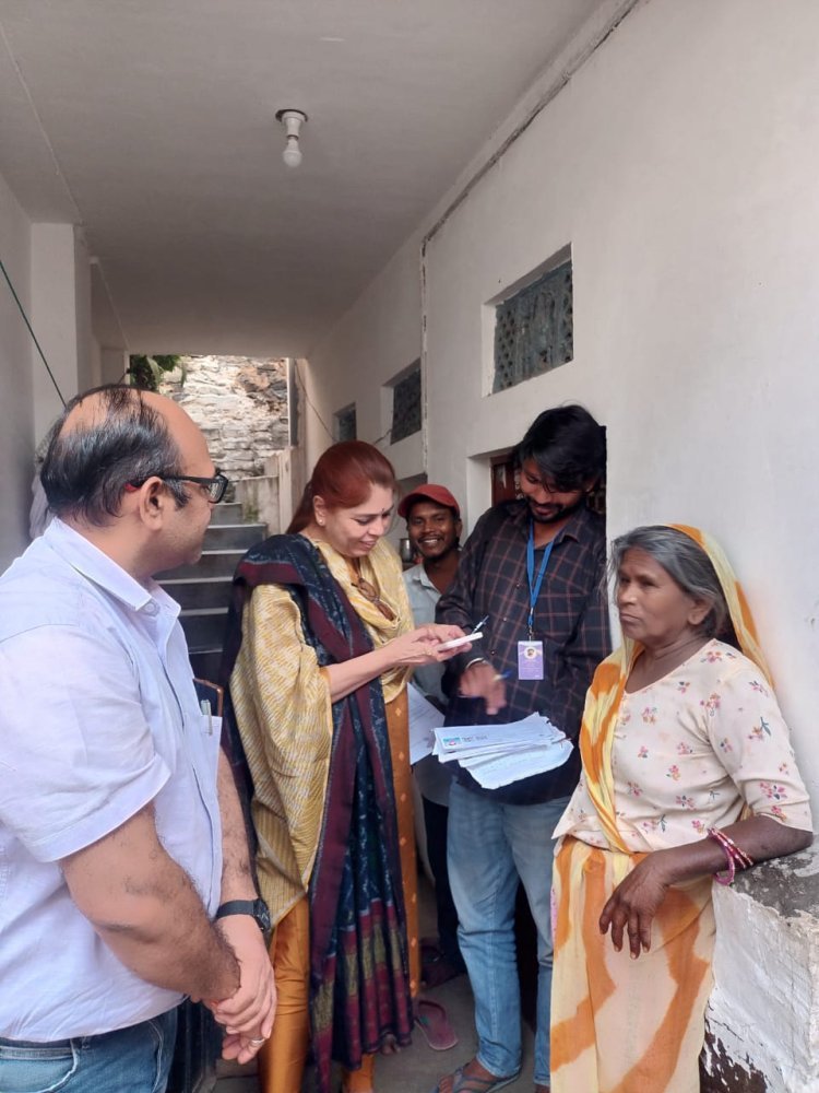 उदयपुर: संभागीय आयुक्त ने मतदाताओं के बीच जाकर देखी एसआईआर प्रक्रिया | मतदाता सूची पुनरीक्षण अभियान