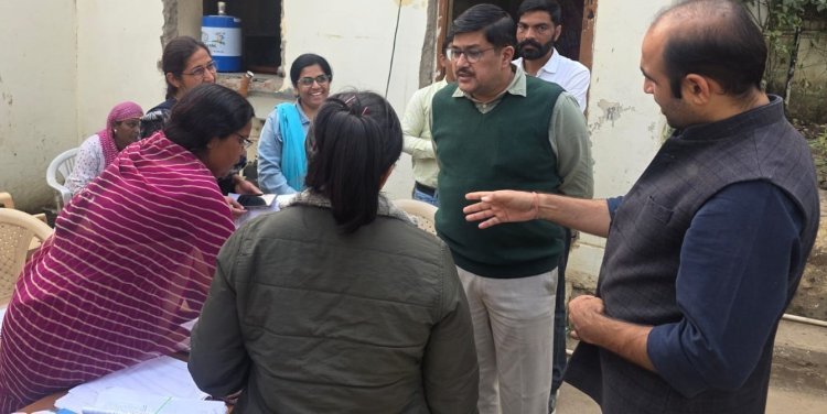 मतदाता सूची विशेष पुनरीक्षण: एडीएम सिटी जितेंद्र ओझा का आकस्मिक निरीक्षण, बीएलओ को सख्त निर्देश