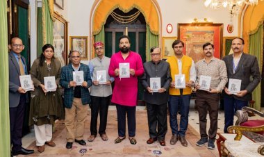 डॉ. लक्ष्यराज सिंह मेवाड़ से मिला इतिहासकारों का दल जब तक प्रेरक इतिहास लेखन में आपकी कलम चलेगी उसमें स्याही भरने की जिम्मेदारी मेरी - डॉ. लक्ष्यराज सिंह मेवाड़