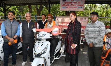 राज्य सरकार के 2 वर्ष पूर्ण: उदयपुर में दिव्यांगजनों को स्कूटी व सहायक उपकरण वितरण