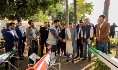 मेवाड़ में जल खेलों को नई गति—डॉ. लक्ष्यराज सिंह मेवाड़ ने कायाकिंग खिलाड़ियों को 16 स्प्रिंट बोट्स भेंट कीं, संभागीय आयुक्त व संघ ने पहल की सराहना की।