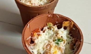 कुल्हड़ पिज़्ज़ा रेसिपी | घर पर बनाएं देसी स्टाइल चीजी कुल्हड़ पिज़्ज़ा