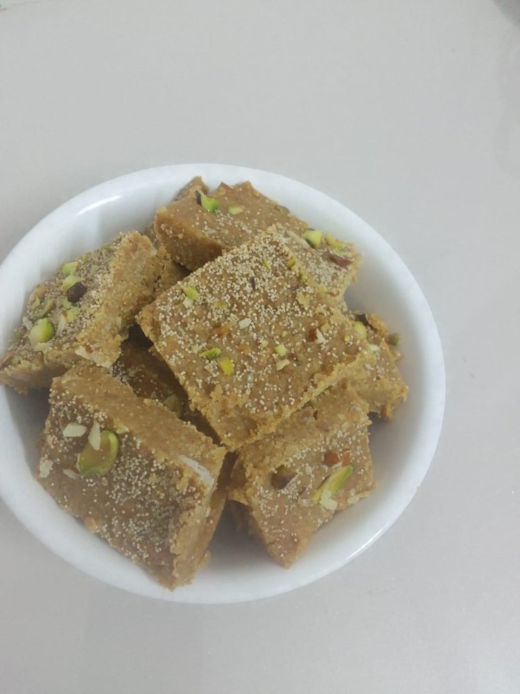 मूंग दाल की बर्फी रेसिपी | गुड़ और ड्राई फ्रूट वाली हेल्दी सर्दियों की मिठाई | Moong Dal Barfi Recipe