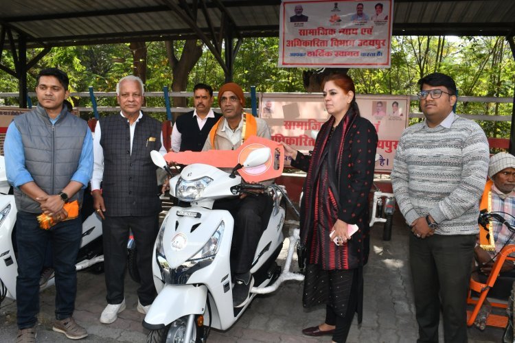 राज्य सरकार के 2 वर्ष पूर्ण: उदयपुर में दिव्यांगजनों को स्कूटी व सहायक उपकरण वितरण