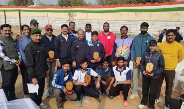 गणतंत्र दिवस पर गांधी ग्राउंड में जिला प्रशासन और मीडिया के बीच वॉलीबॉल मैत्री मैच