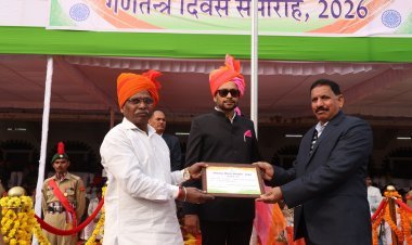 जिला स्तरीय गणतंत्र दिवस समारोह में सूचना विभाग के कार्मिक हीरालाल शर्मा सम्मानित | उदयपुर समाचार