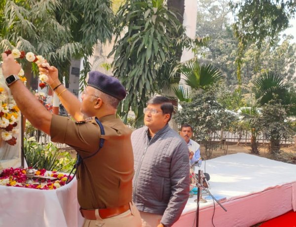 शहीद दिवस पर उदयपुर कलेक्ट्रेट में बापू को श्रद्धांजलि, जागरूकता रथ रवाना