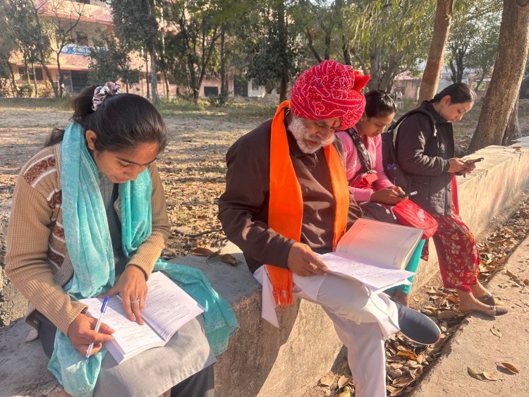 68 वर्ष की उम्र में एमए फाइनल की परीक्षा देने पहुंचे विधायक फूलसिंह मीणा | बेटियों से मिली शिक्षा की प्रेरणा