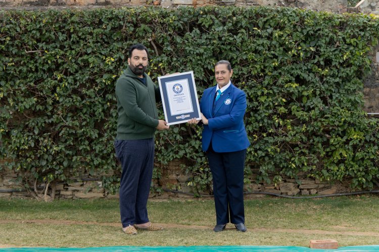 डॉ. लक्ष्यराज सिंह मेवाड़ ने बनाया 10वाँ गिनीज वर्ल्ड रिकॉर्ड, 1400 मिट्टी के मटकों का वितरण | Udaipur News