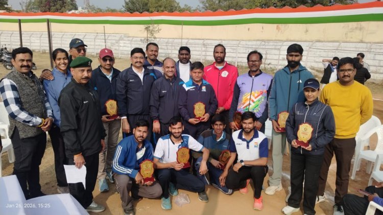 गणतंत्र दिवस पर गांधी ग्राउंड में जिला प्रशासन और मीडिया के बीच वॉलीबॉल मैत्री मैच