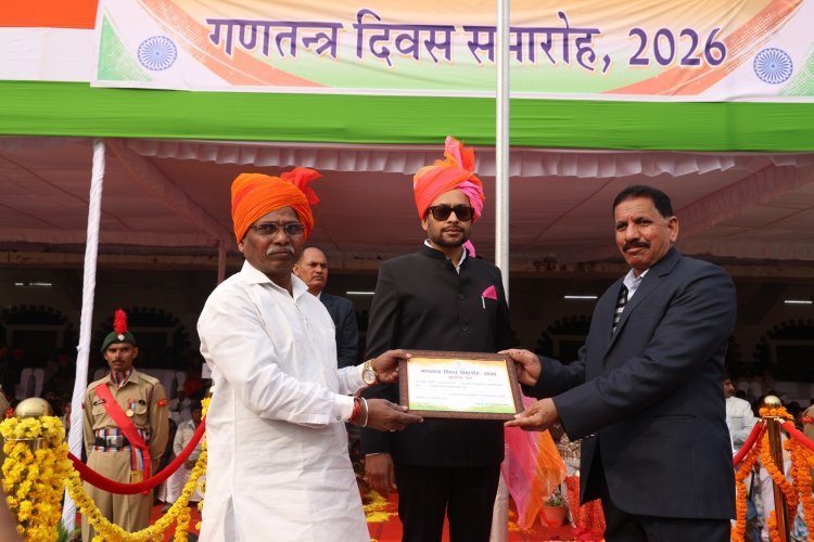 जिला स्तरीय गणतंत्र दिवस समारोह में सूचना विभाग के कार्मिक हीरालाल शर्मा सम्मानित | उदयपुर समाचार