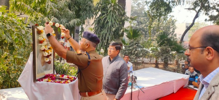 शहीद दिवस पर उदयपुर कलेक्ट्रेट में बापू को श्रद्धांजलि, जागरूकता रथ रवाना