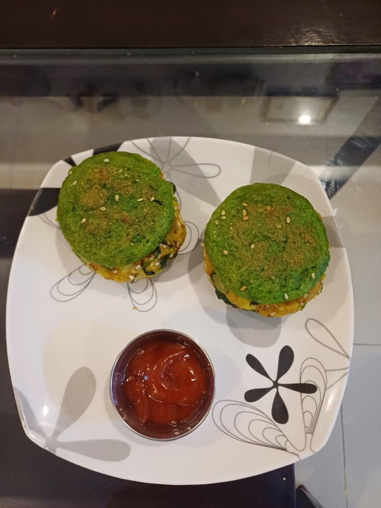 पालक बर्गर रेसिपी: घर पर बनाएं हेल्दी और टेस्टी पालक बर्गर | Spinach Burger Recipe Hindi