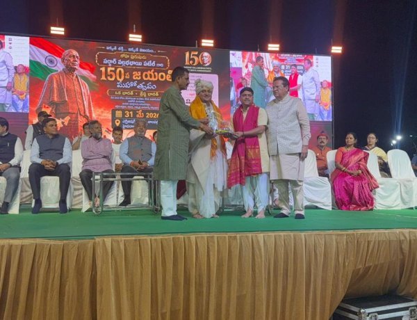 हैदराबाद में केंद्रीय मंत्री गजेंद्र सिंह शेखावत ने किया दिव्य शिवलिंग का पूजन, मेवाड़ धर्म प्रमुख रोहित गोपाल सूत जी महाराज से लिया आशीर्वाद