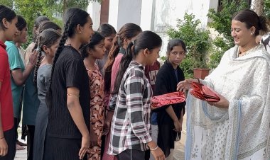 विश्व आदिवासी दिवस पर डॉ. दिव्यानी कटारा की पहल, बेटियों को बांटी ट्राइबल स्टेशनरी किट