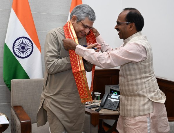 उदयपुर की रेल कनेक्टिविटी को लेकर सांसद डॉ. रावत की रेल मंत्री से मुलाकात, वंदे भारत को सूरत तक बढ़ाने समेत कई मांगें रखीं