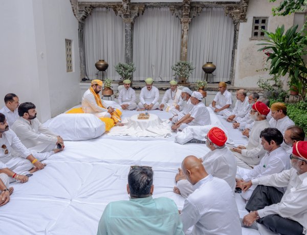 डॉ. लक्ष्यराज सिंह मेवाड़ ने कविराव परिवार की हवेली पर मोखाण पधार प्राचीन परम्परा को जीवंत रखा